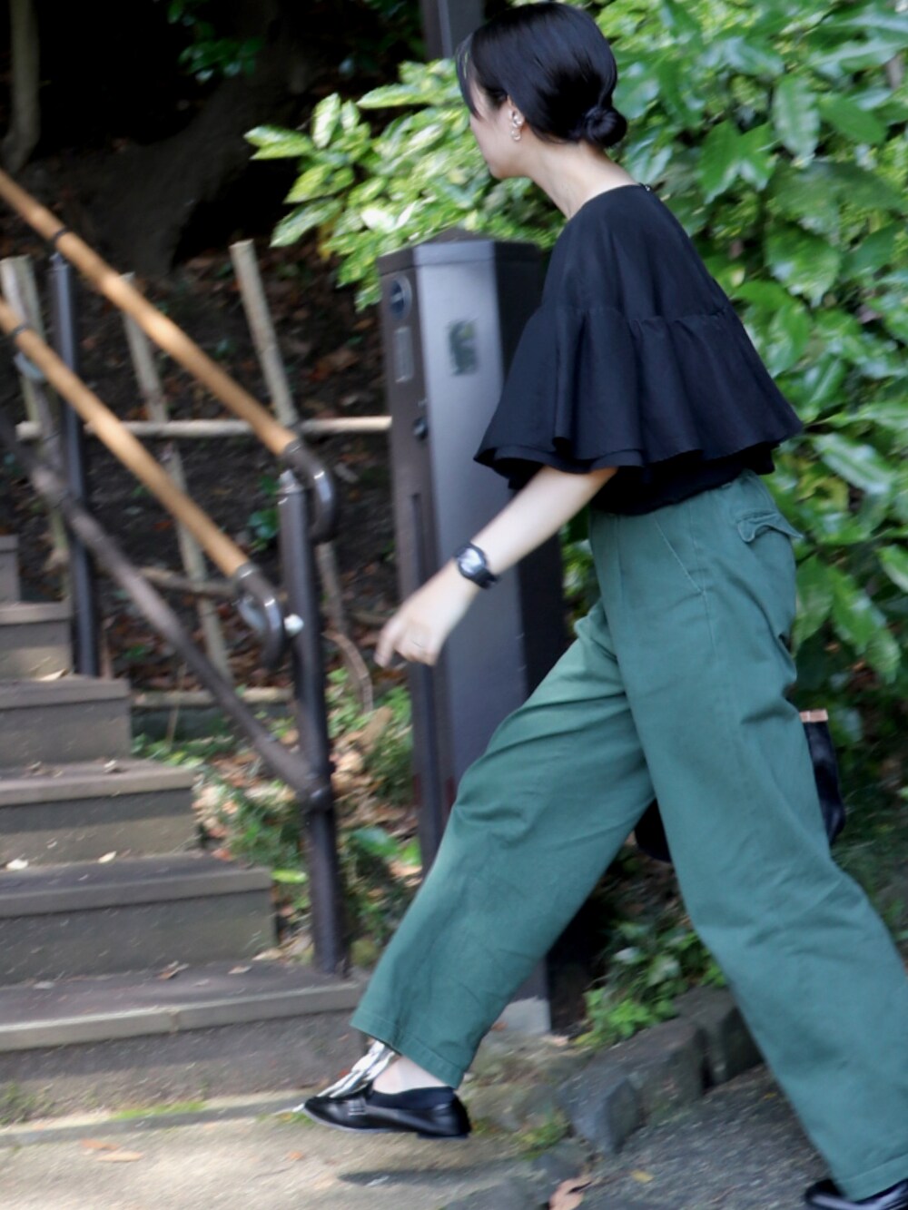 ブラック系のシャツ/ブラウス、グリーン系のカーゴパンツを着用したレディースの夏コーディネートの2枚目の写真