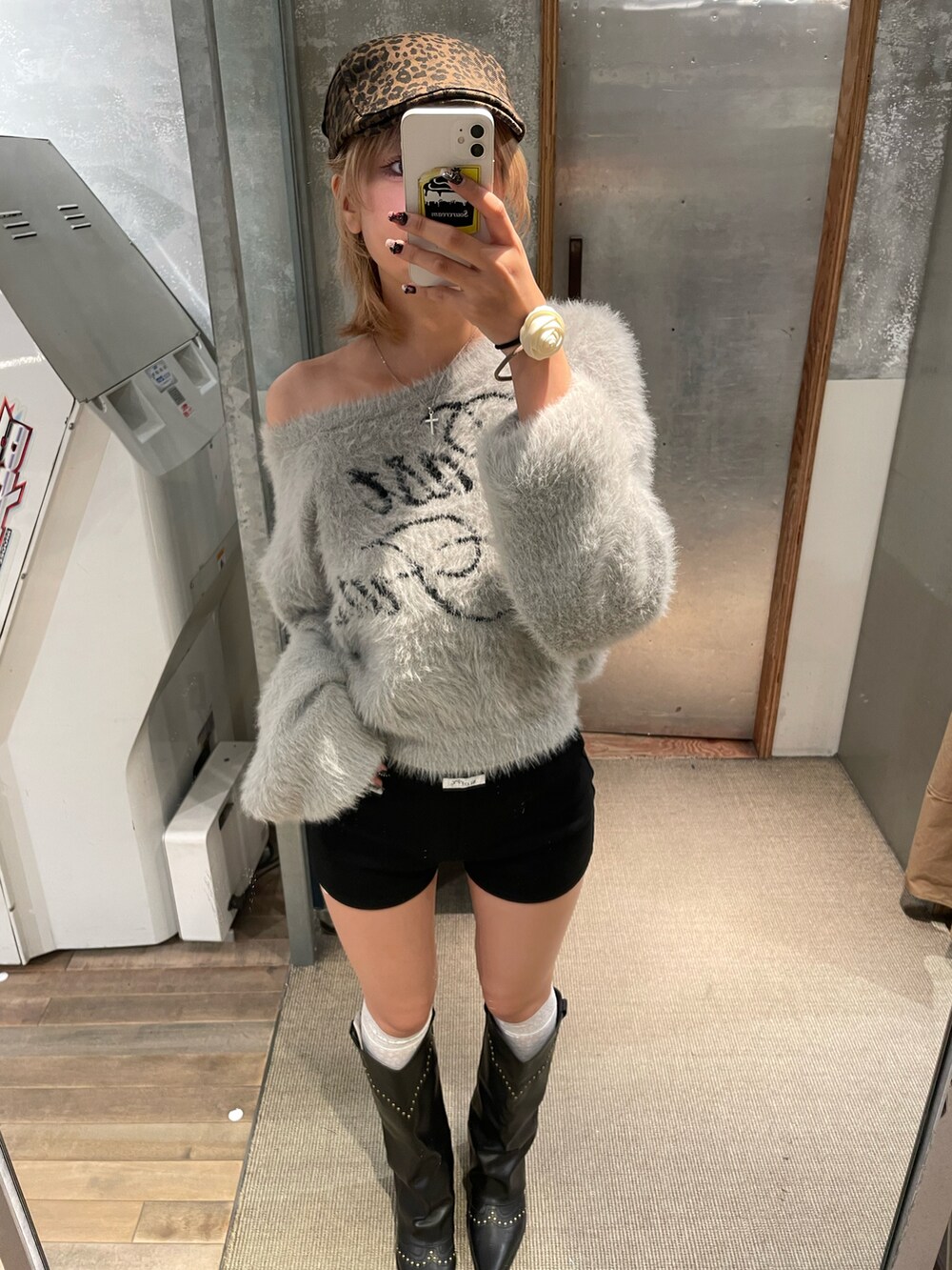 グレー系のニット/セーター、ブラック系のその他パンツ、ブラック系のブーツを着用したレディースの秋コーディネートの3枚目の写真