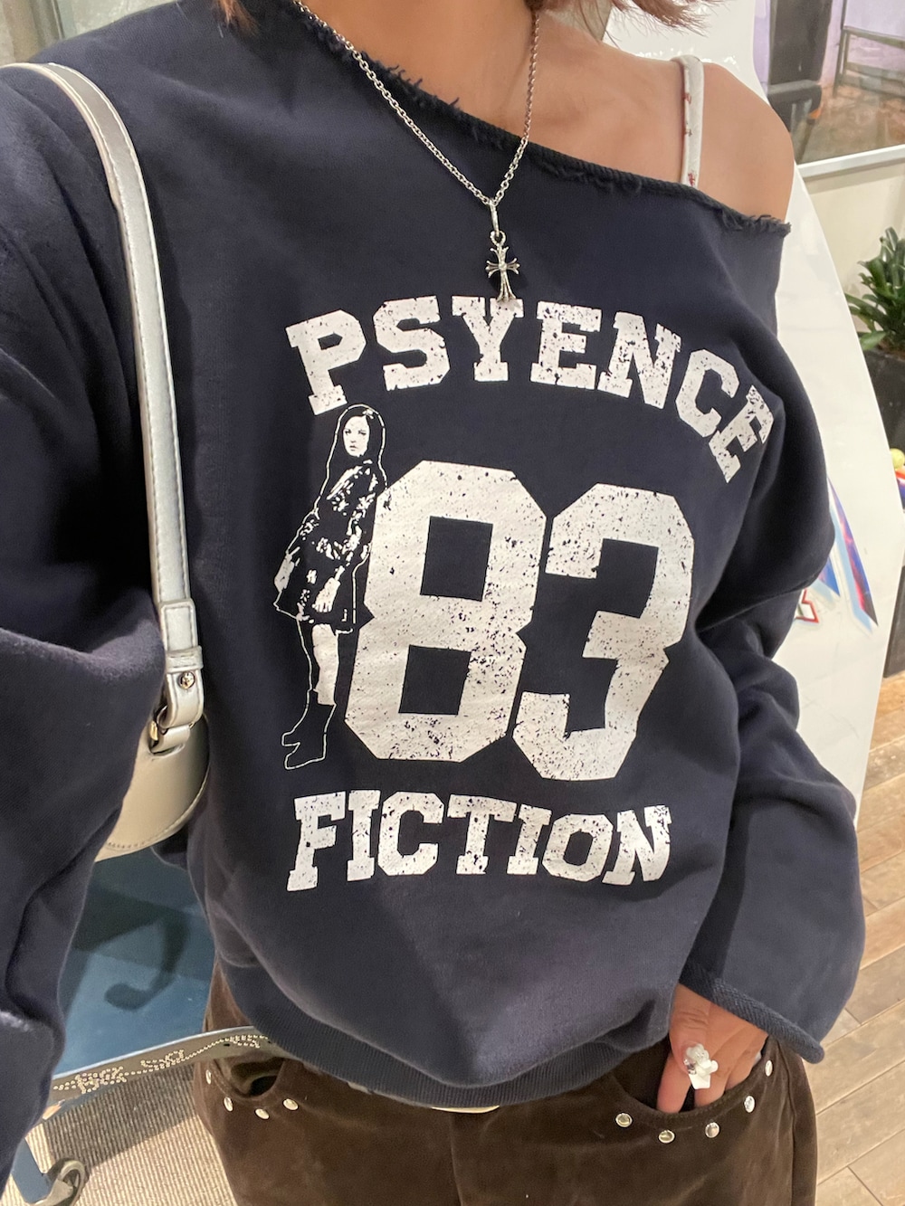 ブルー系のスウェット、ブラウン系のその他パンツ、シルバー系のパンプスを着用したレディースの秋コーディネートの2枚目の写真