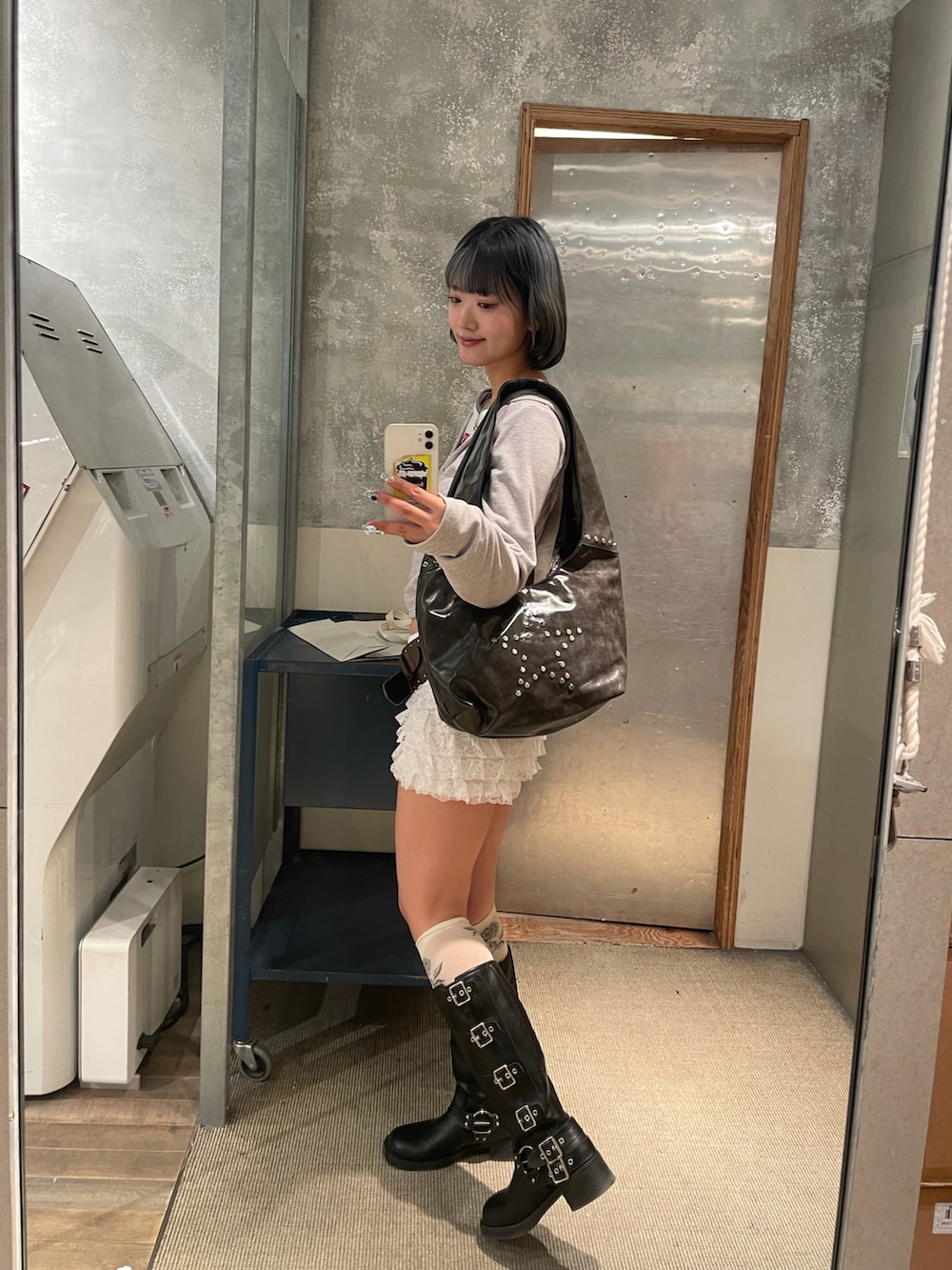 グレー系のパーカー、グレー系のTシャツ/カットソー、ホワイト系のその他パンツを着用したレディースの春コーディネートの3枚目の写真