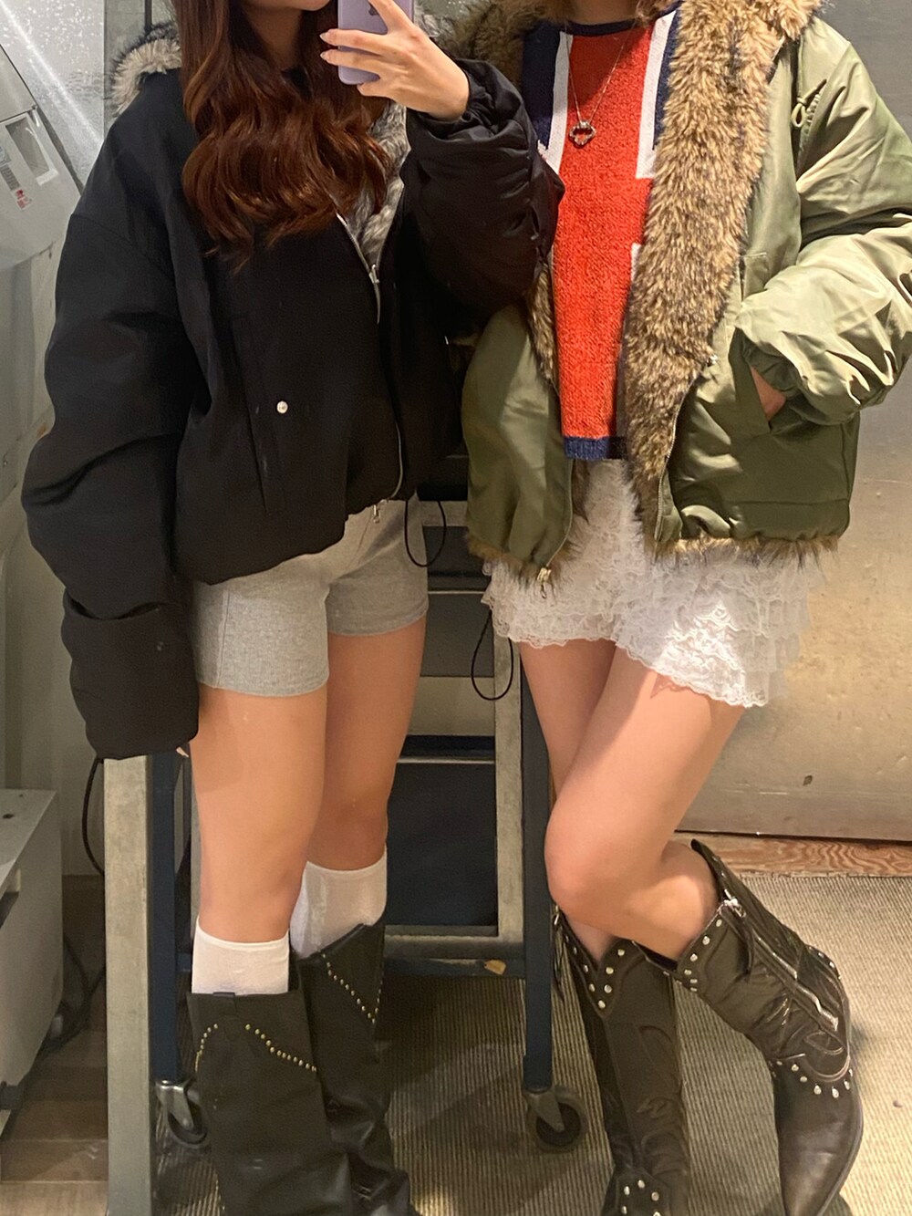 グリーン系のブルゾン、ホワイト系のその他パンツ、ブルー系のニット/セーターを着用したレディースの秋コーディネートの2枚目の写真
