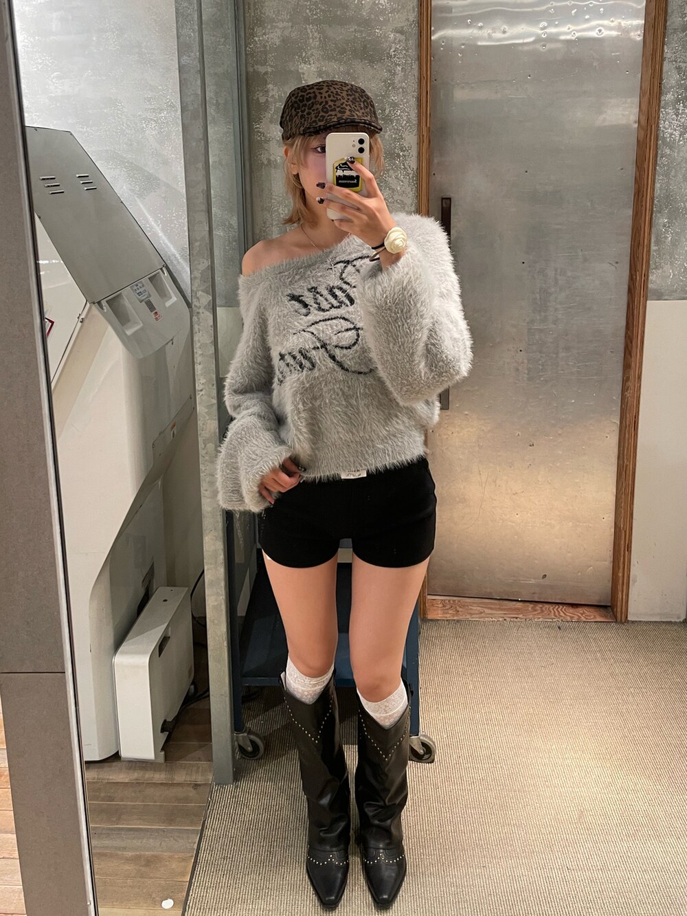 グレー系のニット/セーター、ブラック系のその他パンツ、ブラック系のブーツを着用したレディースの秋コーディネートの2枚目の写真