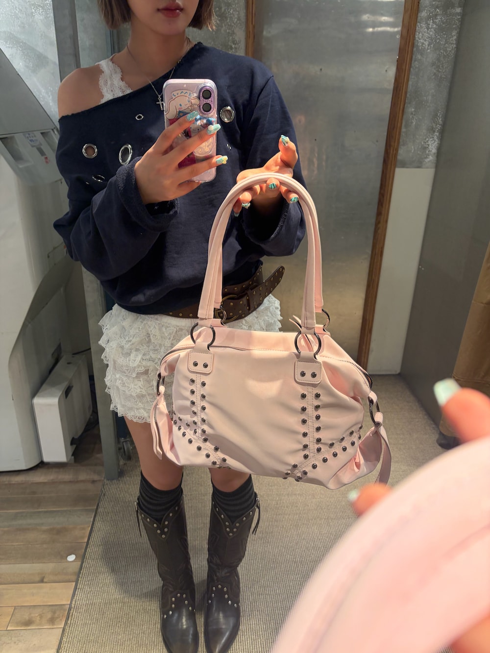 ホワイト系のキャミソール、ブルー系のスウェット、ホワイト系のその他パンツを着用したレディースの冬コーディネートの3枚目の写真