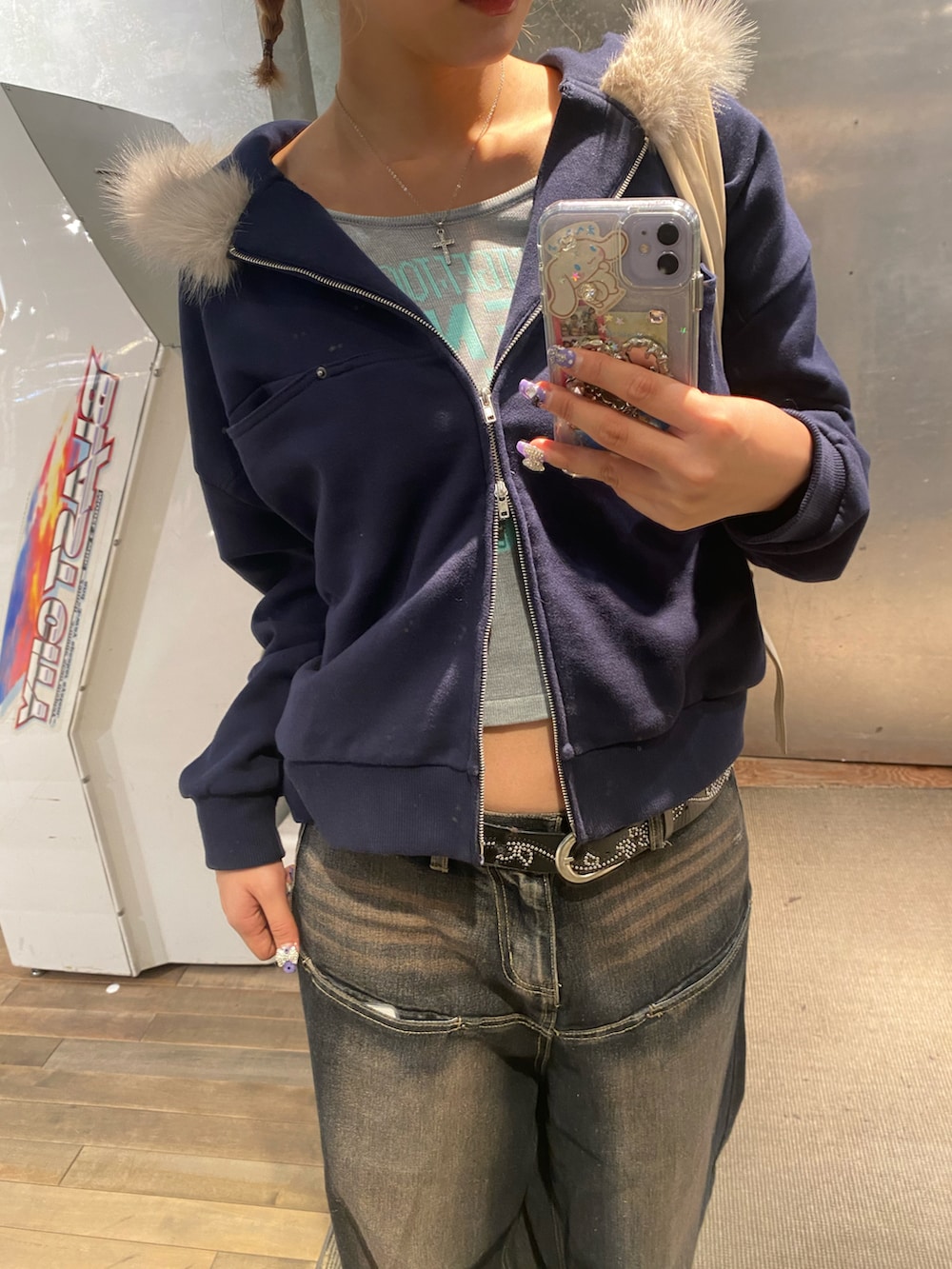 ブルー系のパーカー、ブルー系のニット/セーター、ブルー系のデニムパンツを着用したレディースの冬コーディネートの2枚目の写真