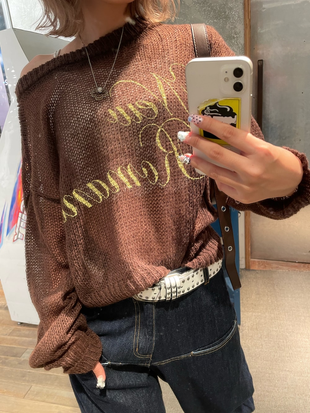 ブラウン系のTシャツ/カットソー、ブルー系のデニムパンツ、ホワイト系のパンプスを着用したレディースの秋コーディネートの2枚目の写真