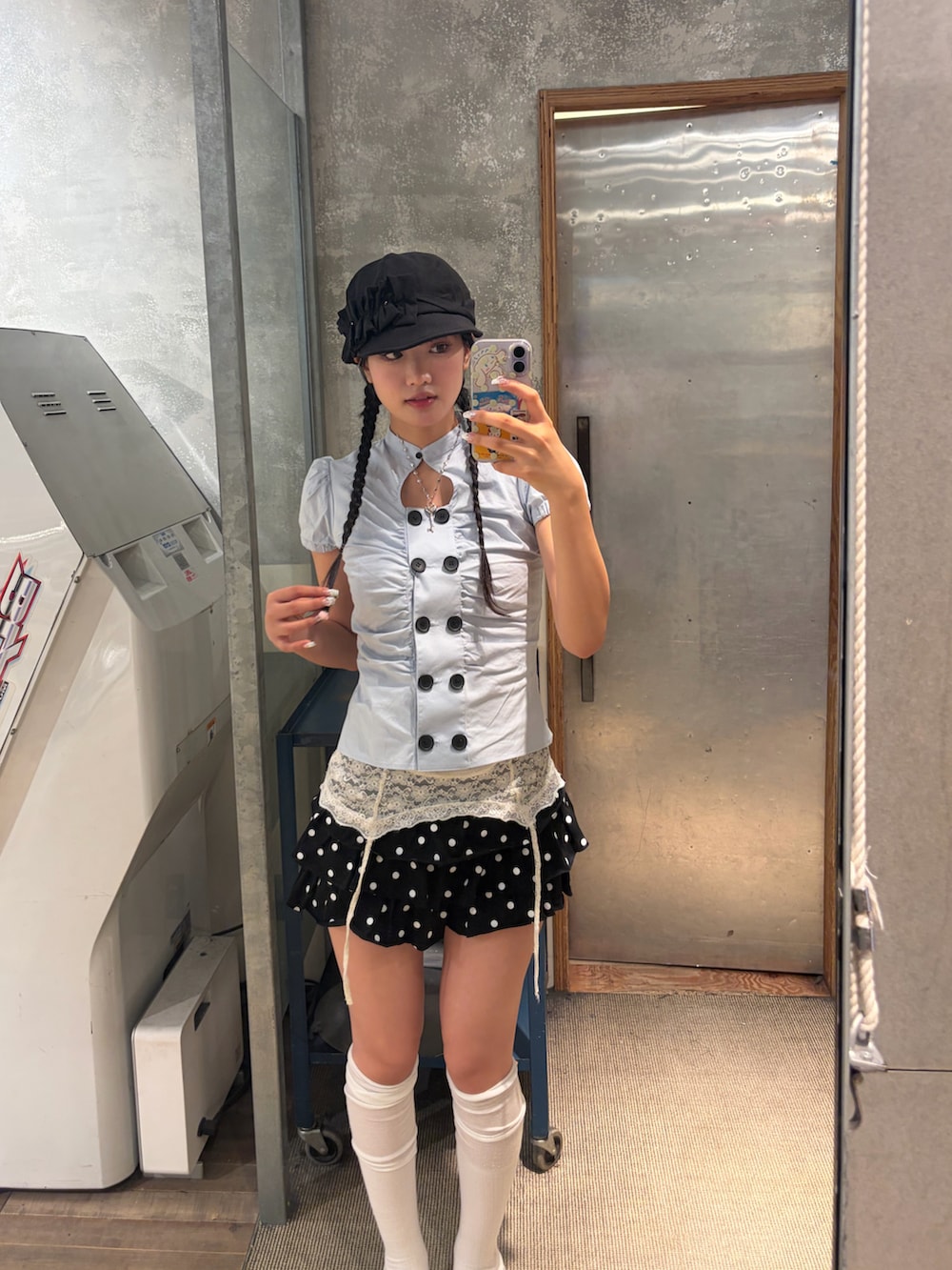 ブルー系のシャツ/ブラウス、ホワイト系のキャミソール、ブラック系のスカートを着用したレディースの夏コーディネートの2枚目の写真