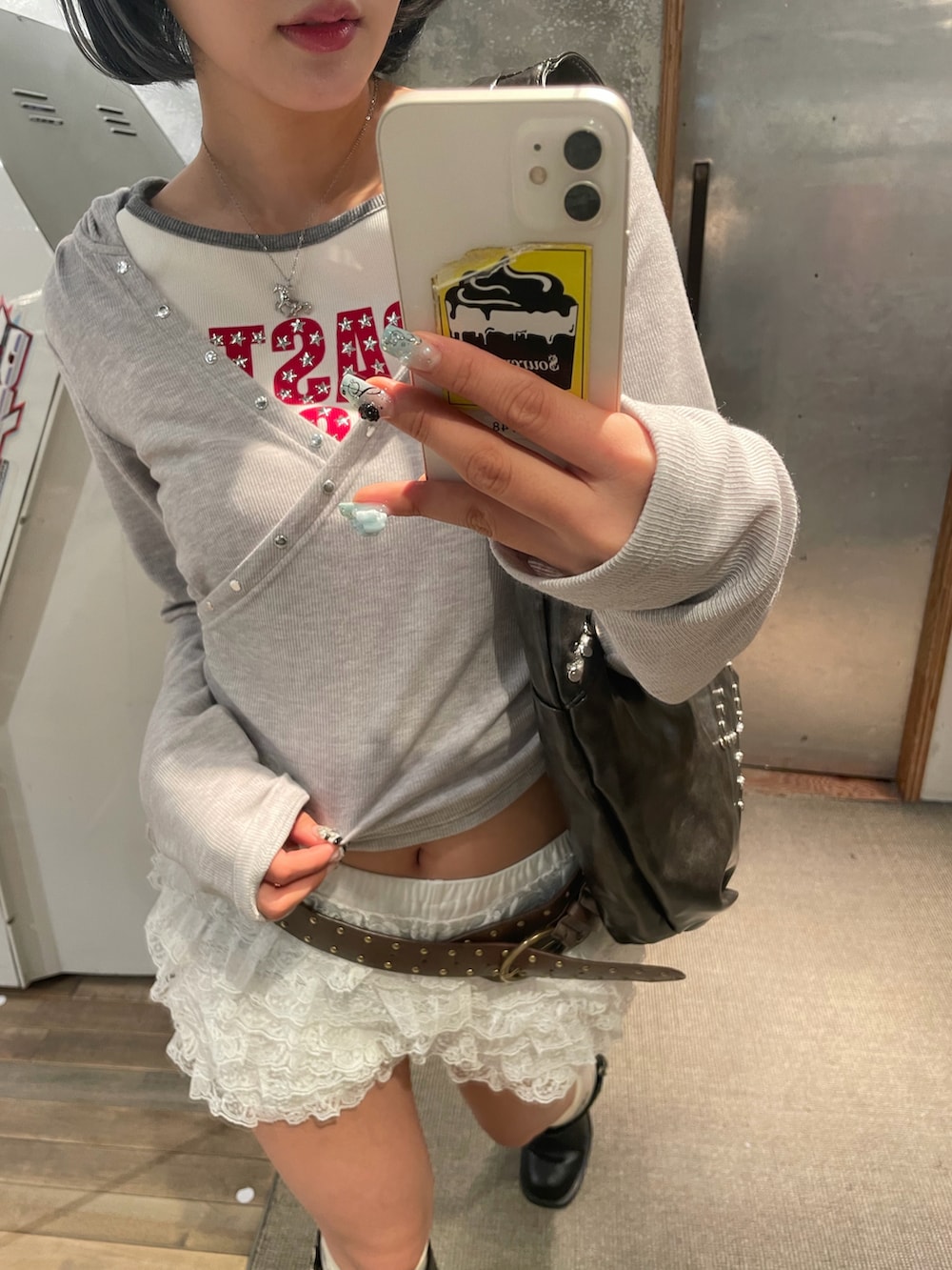 グレー系のパーカー、グレー系のTシャツ/カットソー、ホワイト系のその他パンツを着用したレディースの春コーディネートの2枚目の写真