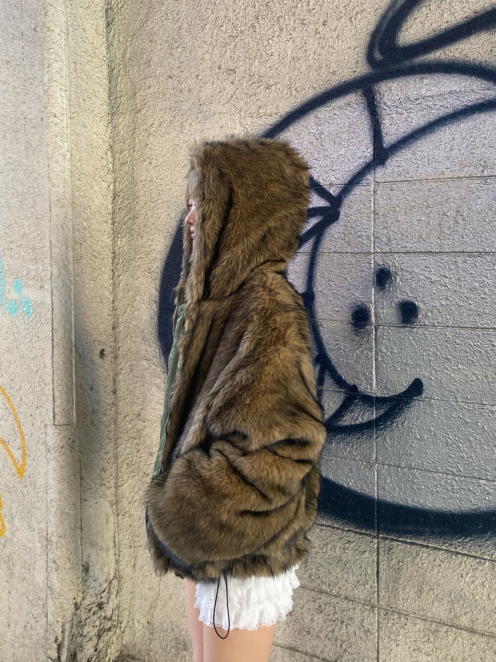 ホワイト系のその他パンツ、ブルー系のスウェット、グリーン系のブルゾンを着用したレディースの秋コーディネートの2枚目の写真