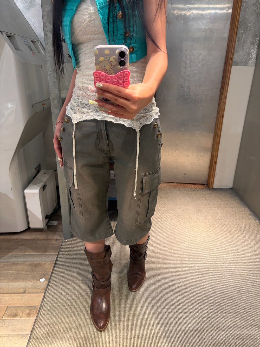 ブルー系のタンクトップ、ホワイト系のキャミソール、グレー系のその他パンツを着用したレディースの夏コーディネートの3枚目の写真