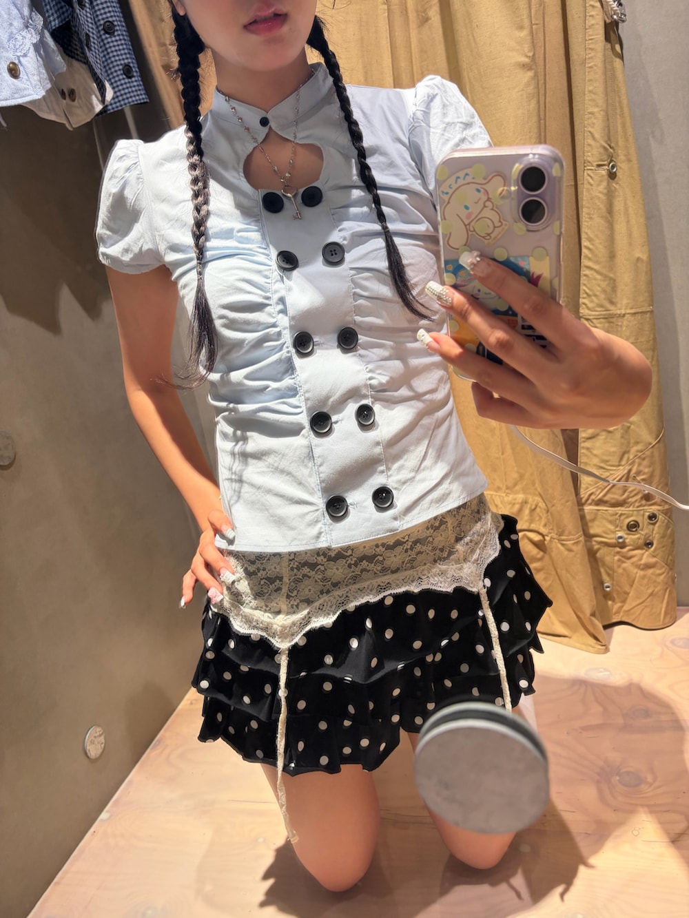 ブルー系のシャツ/ブラウス、ホワイト系のキャミソール、ブラック系のスカートを着用したレディースの夏コーディネートの3枚目の写真
