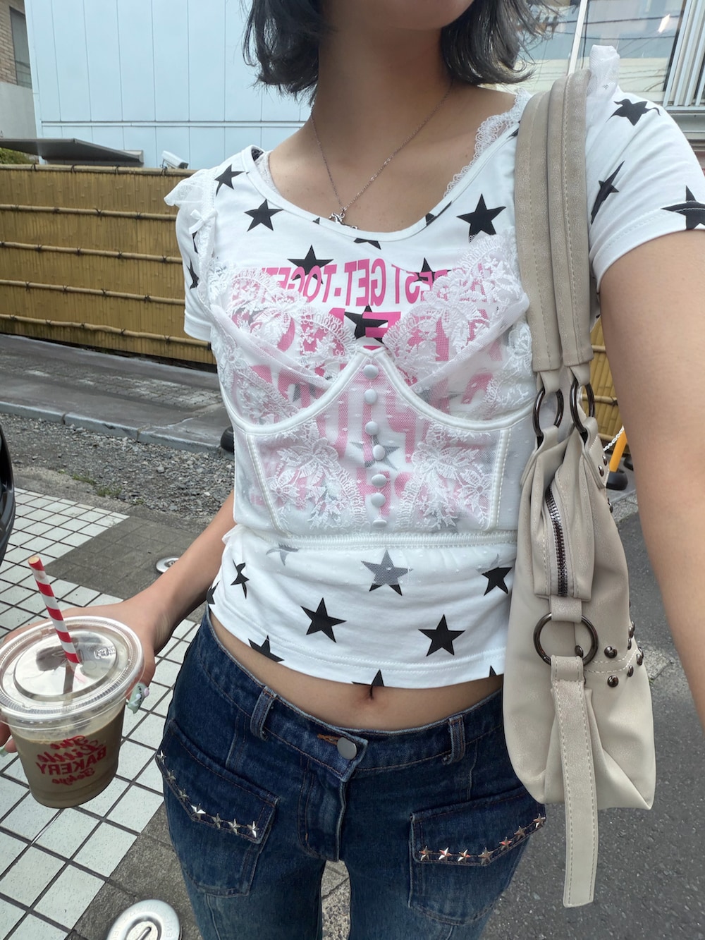 ホワイト系のTシャツ/カットソー、ホワイト系のその他トップス、ホワイト系のショルダーバッグを着用したレディースの春コーディネートの3枚目の写真