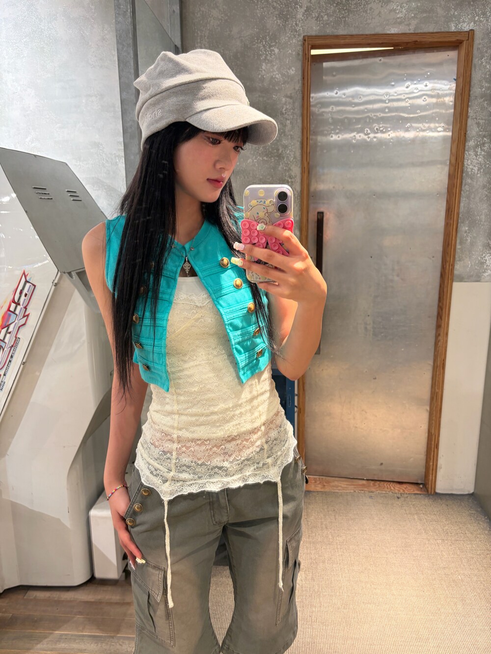 ブルー系のタンクトップ、ホワイト系のキャミソール、グレー系のその他パンツを着用したレディースの夏コーディネートの2枚目の写真