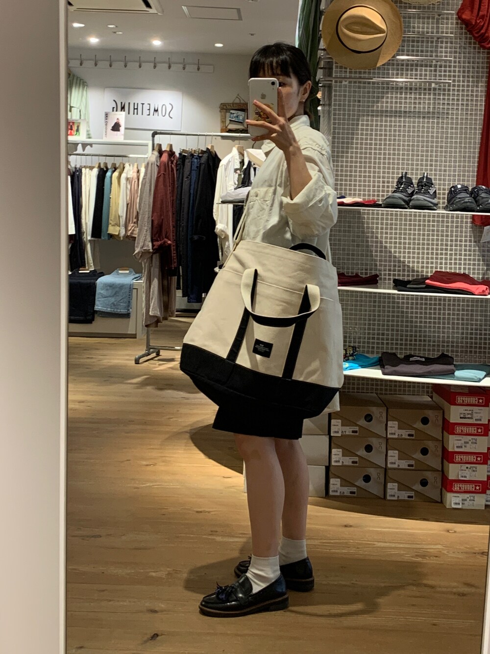 ホワイト系のシャツ/ブラウス、ホワイト系のバッグを着用したレディースの秋コーディネートの2枚目の写真