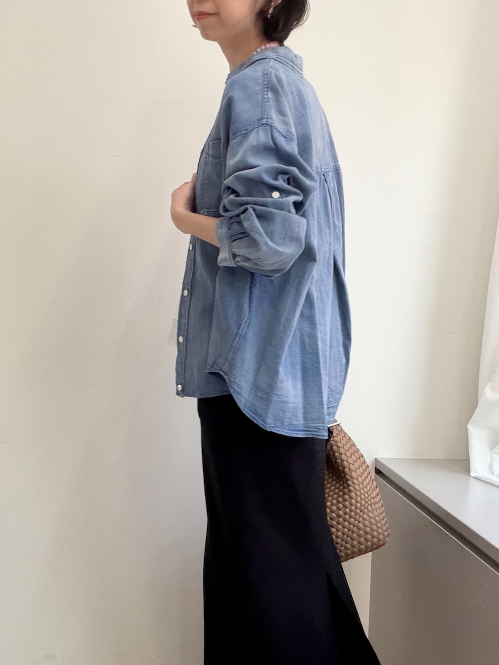 ブラック系のスカート、グレー系のシャツ/ブラウス、ブラウン系のショルダーバッグを着用したレディースの春コーディネートの9枚目の写真