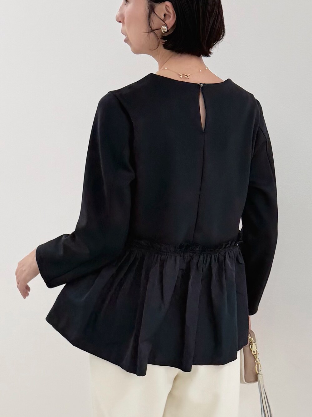 ブルー系のその他パンツ、ブルー系のシャツ/ブラウスを着用したレディースの冬コーディネートの9枚目の写真