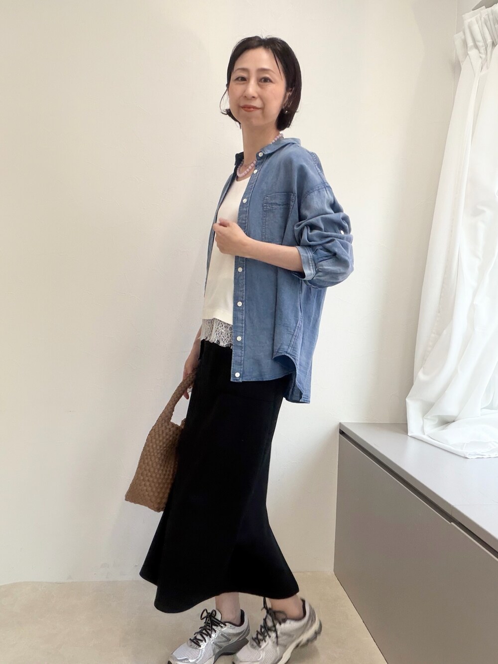 ブラック系のスカート、グレー系のシャツ/ブラウス、ブラウン系のショルダーバッグを着用したレディースの春コーディネートの6枚目の写真