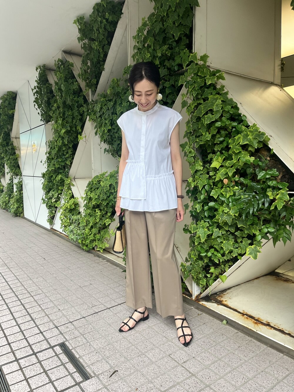 ホワイト系のシャツ/ブラウス、グリーン系のその他パンツ、ホワイト系のシャツ/ブラウスを着用したレディースの夏コーディネートの8枚目の写真