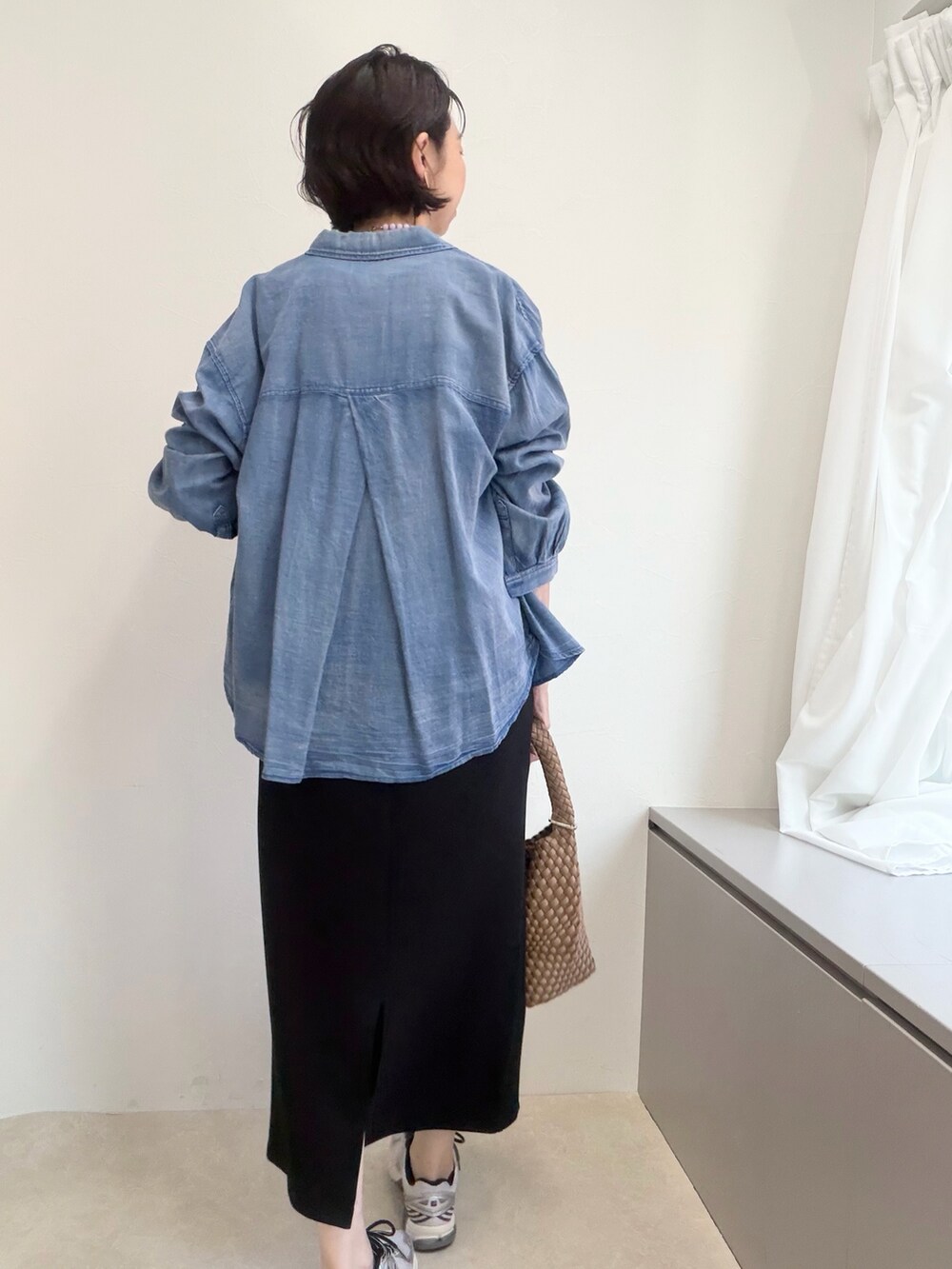 ブラック系のスカート、グレー系のシャツ/ブラウス、ブラウン系のショルダーバッグを着用したレディースの春コーディネートの8枚目の写真