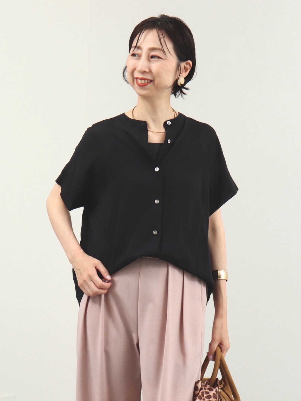 ピンク系のその他パンツ、イエロー系のボストンバッグ、ブルー系のシャツ/ブラウスを着用したレディースの夏コーディネートの7枚目の写真