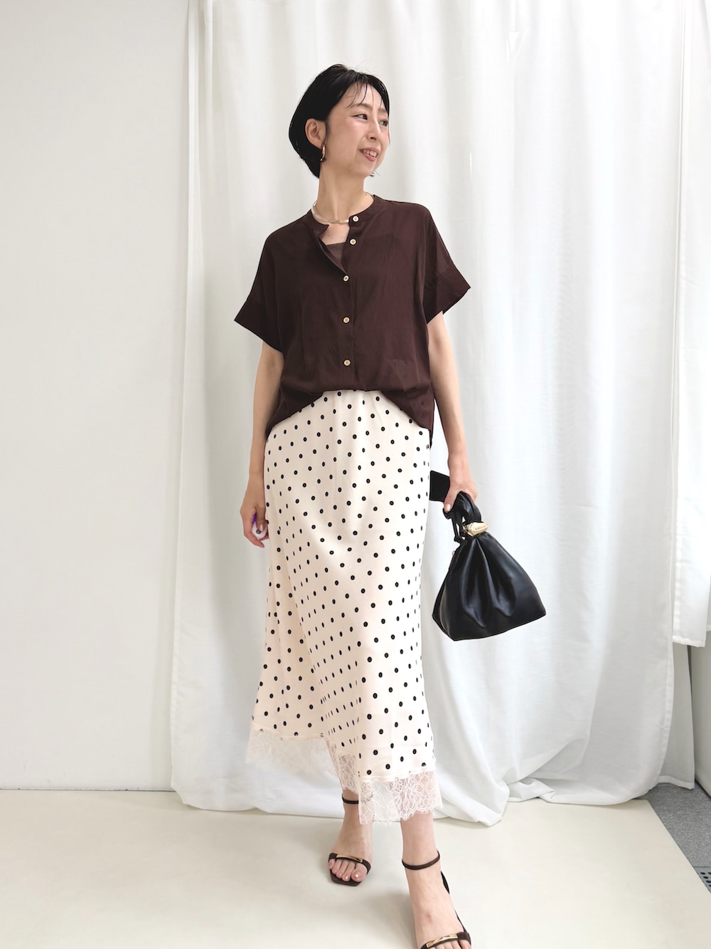 ピンク系のその他パンツ、イエロー系のボストンバッグ、ブルー系のシャツ/ブラウスを着用したレディースの夏コーディネートの10枚目の写真