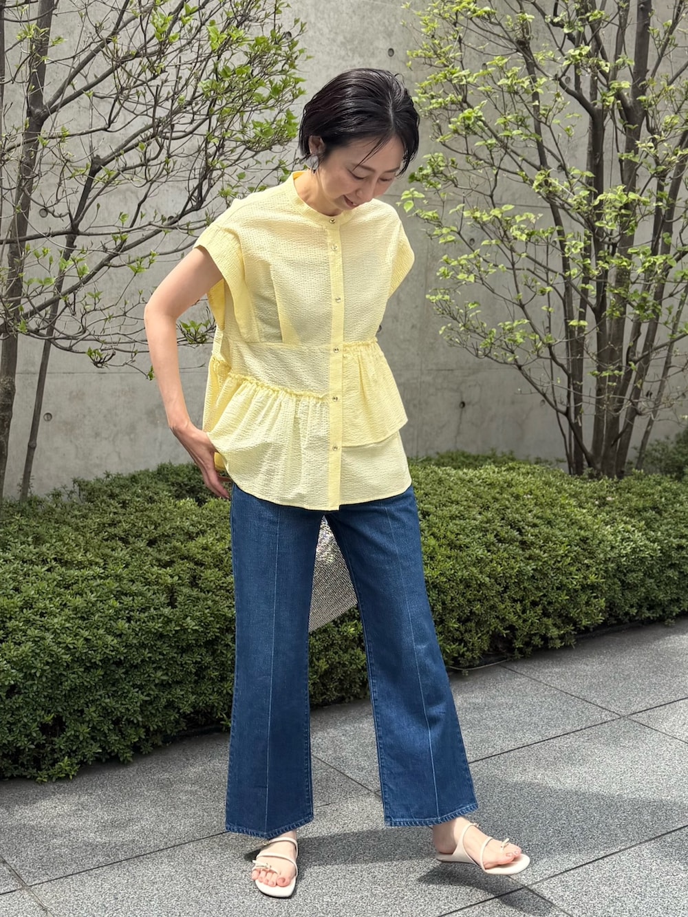 ブルー系のデニムパンツ、イエロー系のシャツ/ブラウス、ブルー系のストール/ショールを着用したレディースの春コーディネートの8枚目の写真