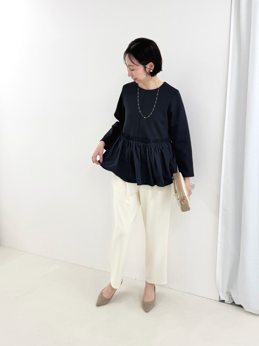 ブルー系のその他パンツ、ブルー系のシャツ/ブラウスを着用したレディースの冬コーディネートの2枚目の写真