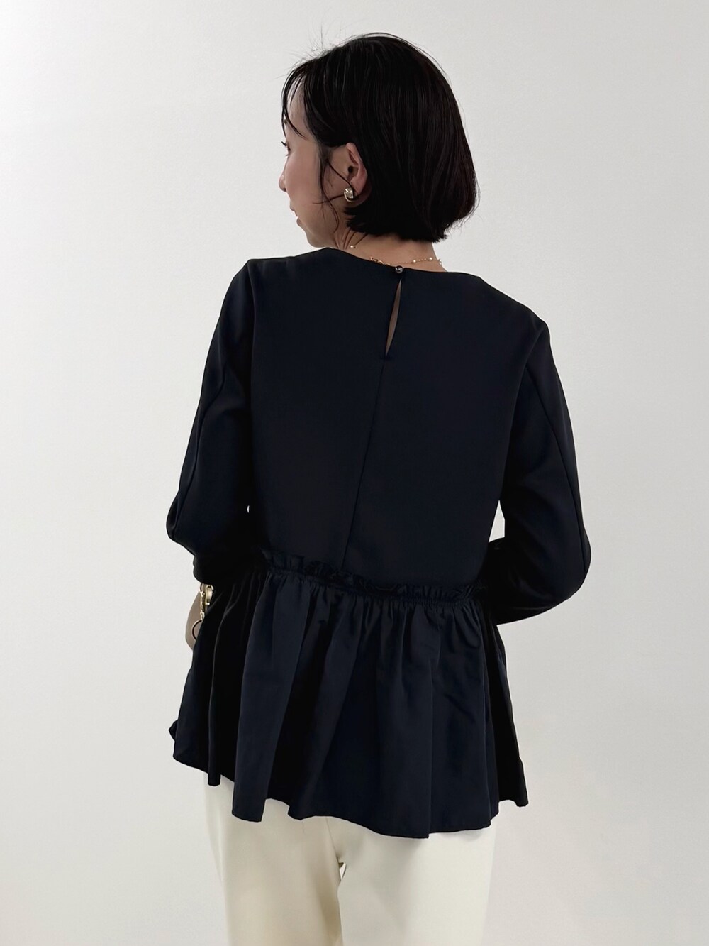 ブルー系のその他パンツ、ブルー系のシャツ/ブラウスを着用したレディースの冬コーディネートの8枚目の写真