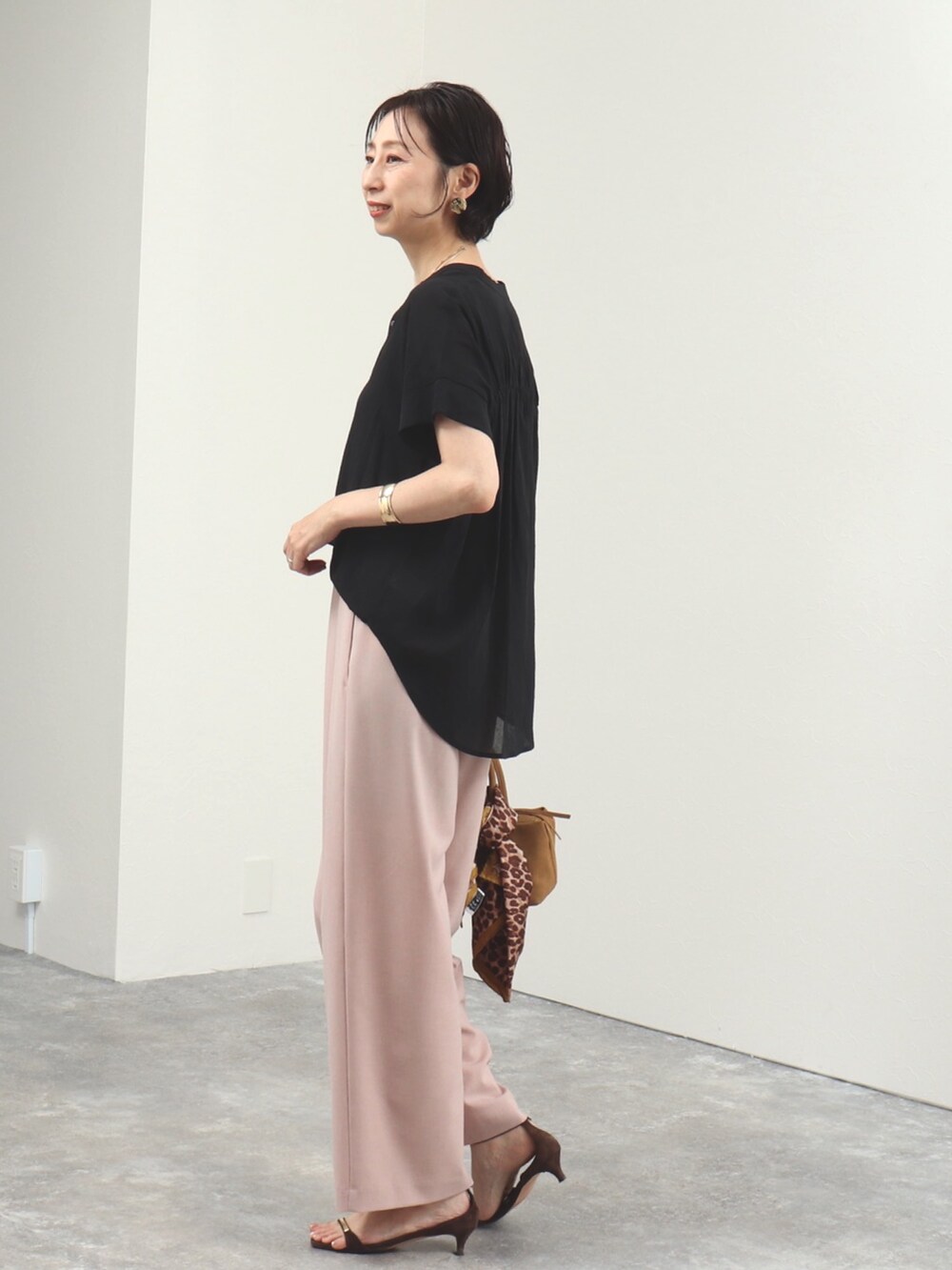 ピンク系のその他パンツ、イエロー系のボストンバッグ、ブルー系のシャツ/ブラウスを着用したレディースの夏コーディネートの5枚目の写真
