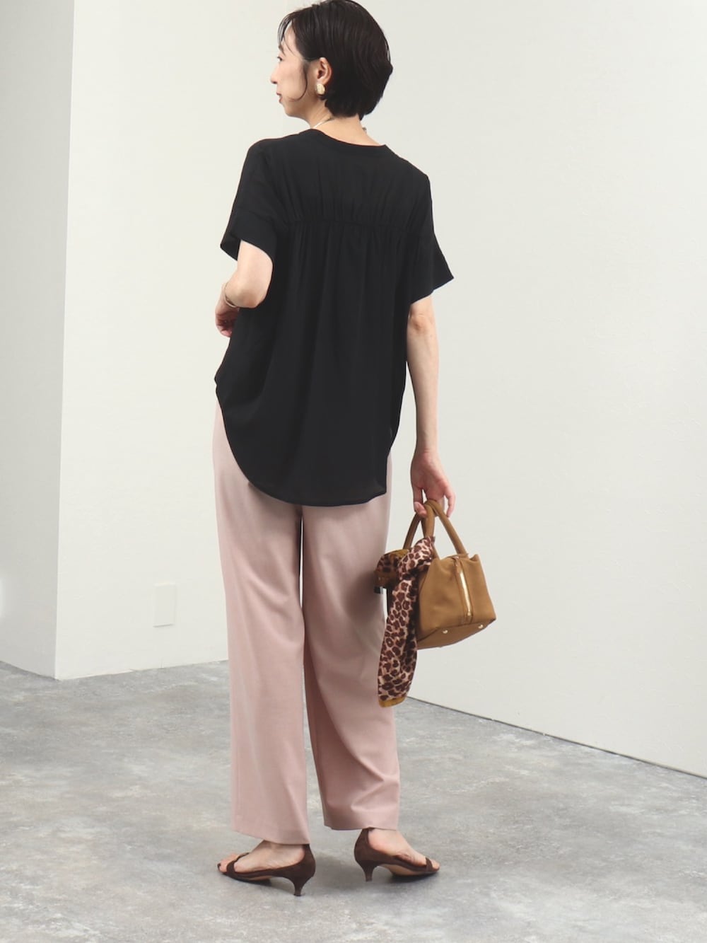 ピンク系のその他パンツ、イエロー系のボストンバッグ、ブルー系のシャツ/ブラウスを着用したレディースの夏コーディネートの6枚目の写真