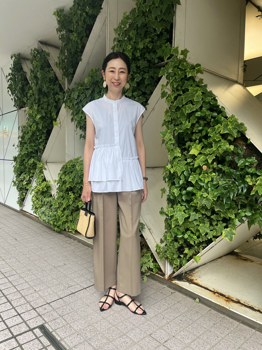 ホワイト系のシャツ/ブラウス、グリーン系のその他パンツ、ホワイト系のシャツ/ブラウスを着用したレディースの夏コーディネートの10枚目の写真