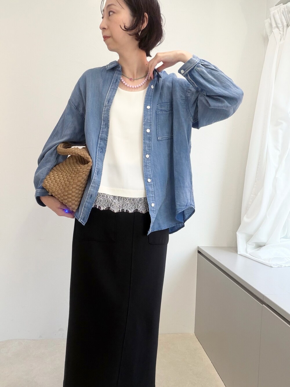 ブラック系のスカート、グレー系のシャツ/ブラウス、ブラウン系のショルダーバッグを着用したレディースの春コーディネートの4枚目の写真