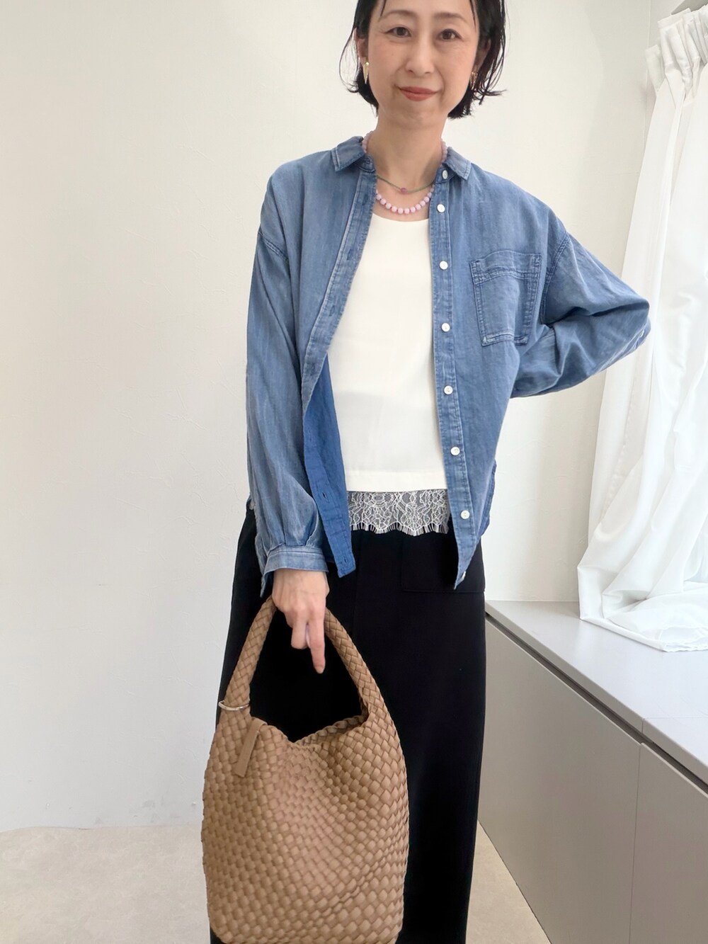 ブラック系のスカート、グレー系のシャツ/ブラウス、ブラウン系のショルダーバッグを着用したレディースの春コーディネートの7枚目の写真