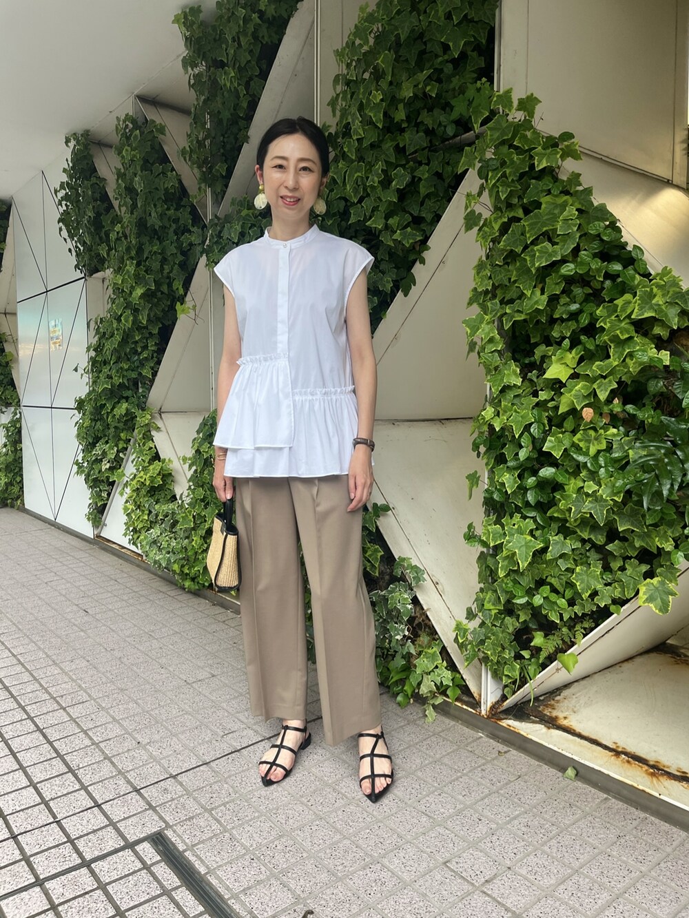 ホワイト系のシャツ/ブラウス、グリーン系のその他パンツ、ホワイト系のシャツ/ブラウスを着用したレディースの夏コーディネートの7枚目の写真