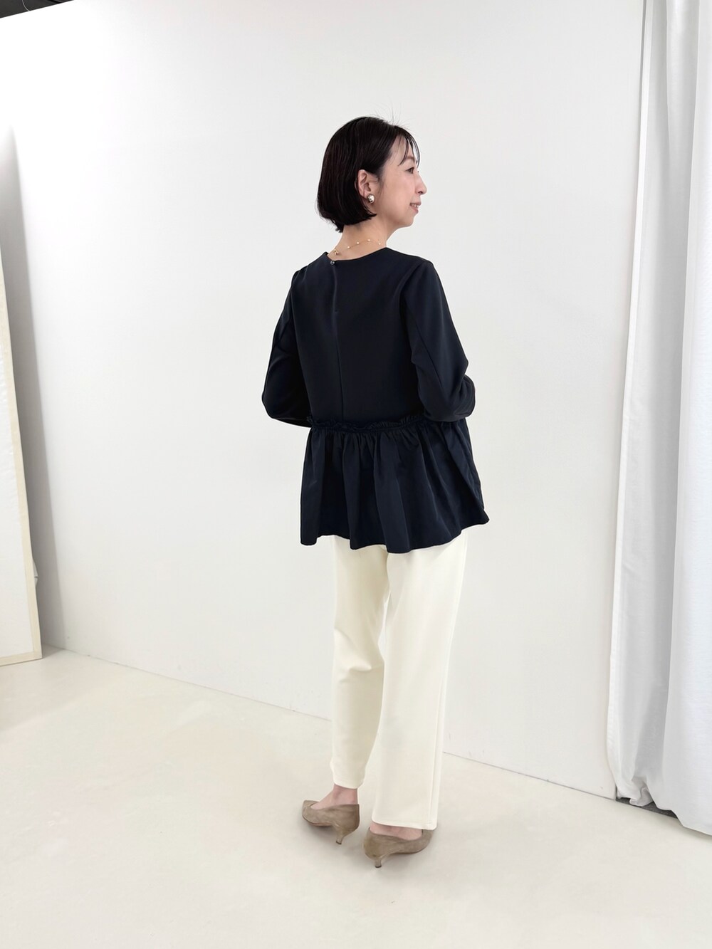 ブルー系のその他パンツ、ブルー系のシャツ/ブラウスを着用したレディースの冬コーディネートの4枚目の写真