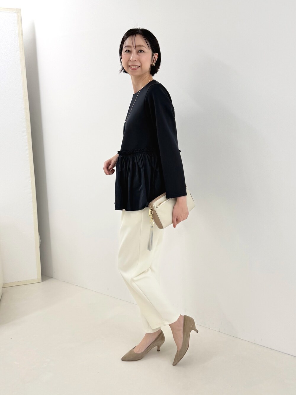 ブルー系のその他パンツ、ブルー系のシャツ/ブラウスを着用したレディースの冬コーディネートの10枚目の写真