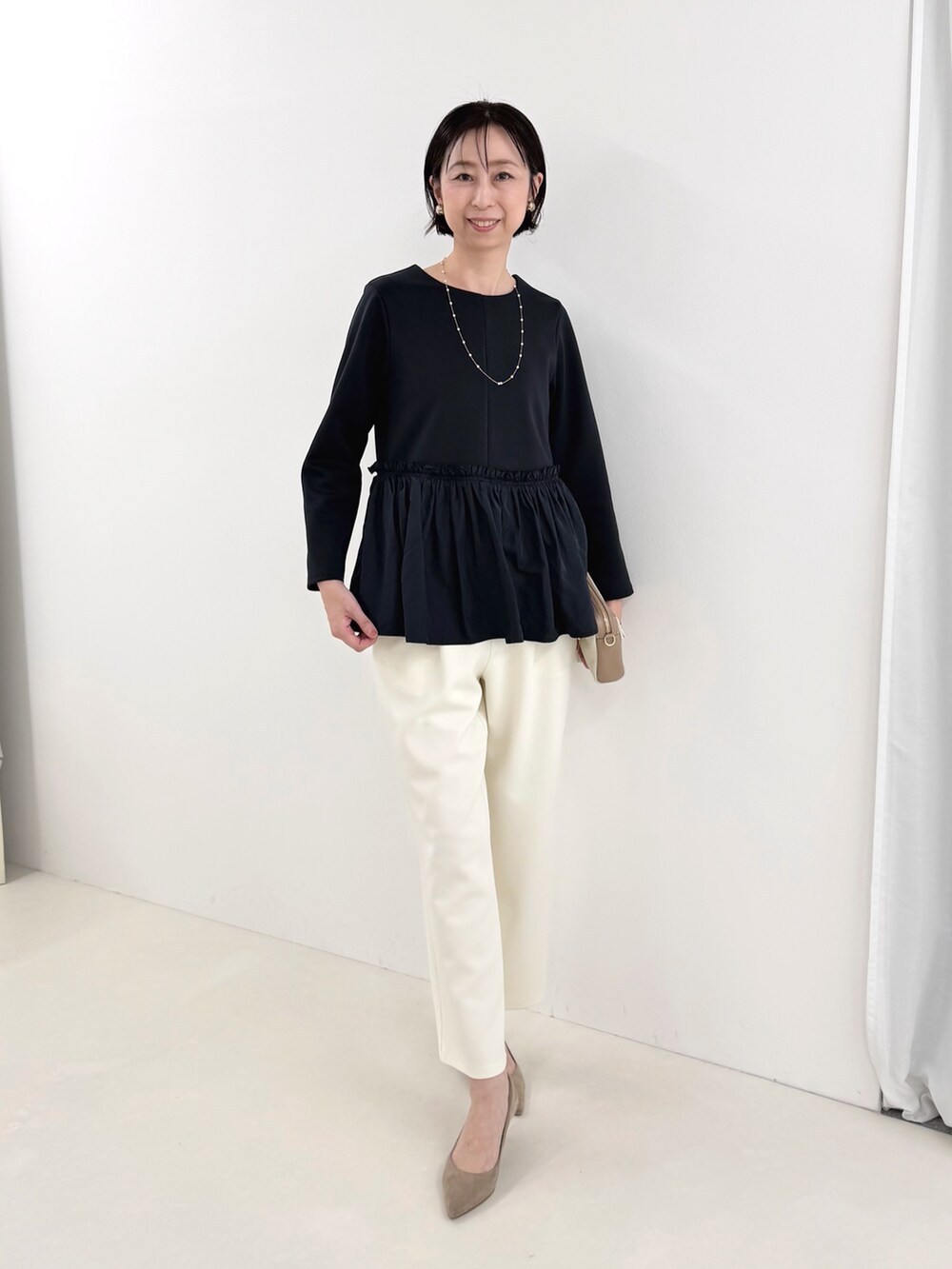 ブルー系のその他パンツ、ブルー系のシャツ/ブラウスを着用したレディースの冬コーディネートの6枚目の写真