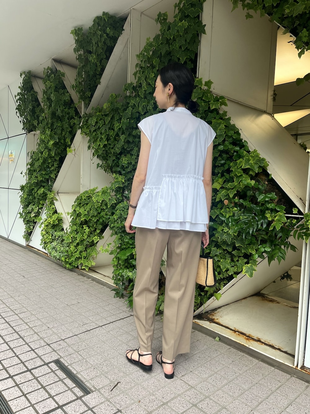 ホワイト系のシャツ/ブラウス、グリーン系のその他パンツ、ホワイト系のシャツ/ブラウスを着用したレディースの夏コーディネートの4枚目の写真