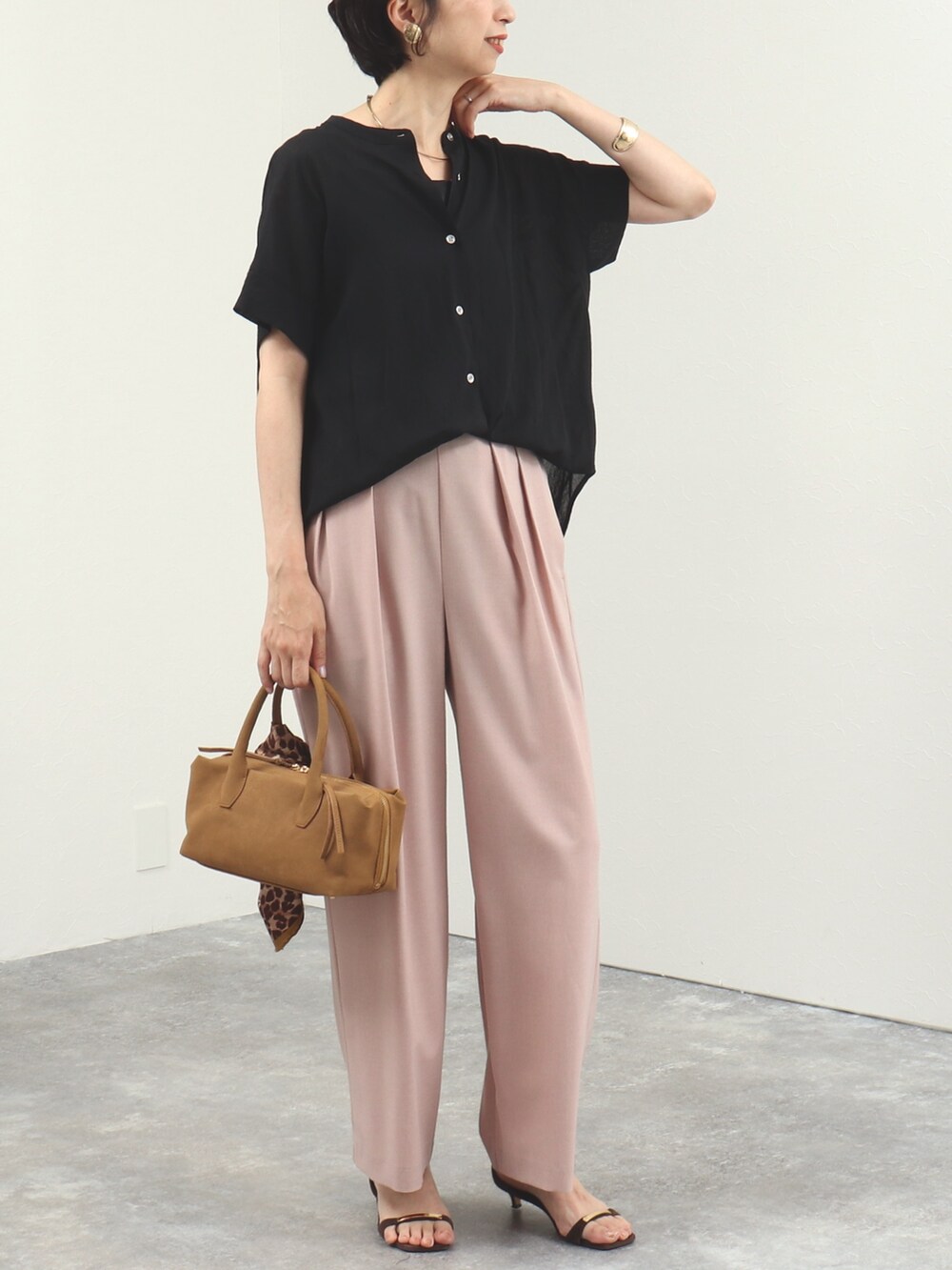 ピンク系のその他パンツ、イエロー系のボストンバッグ、ブルー系のシャツ/ブラウスを着用したレディースの夏コーディネートの4枚目の写真