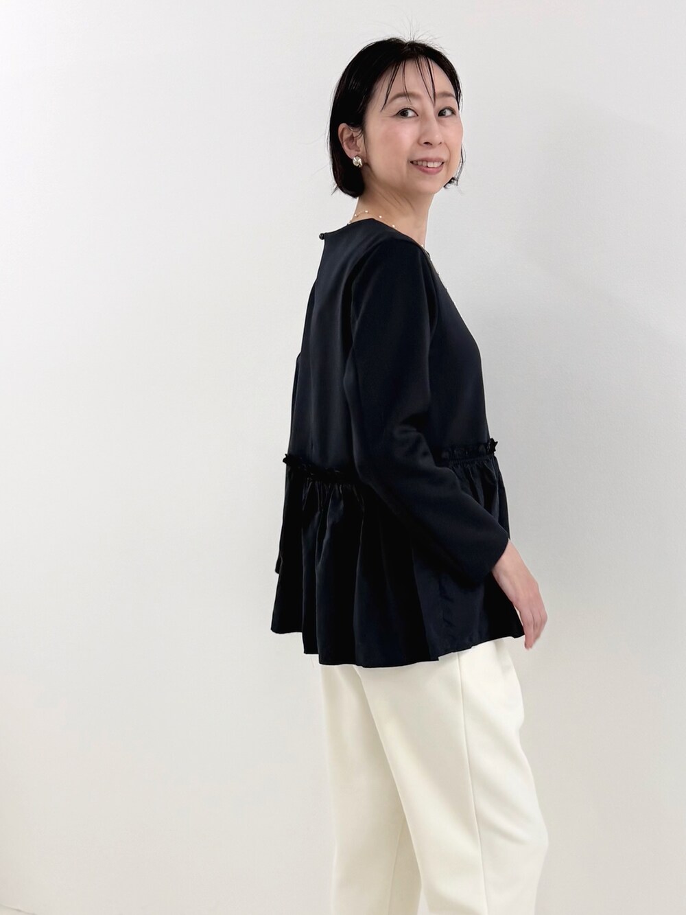 ブルー系のその他パンツ、ブルー系のシャツ/ブラウスを着用したレディースの冬コーディネートの5枚目の写真