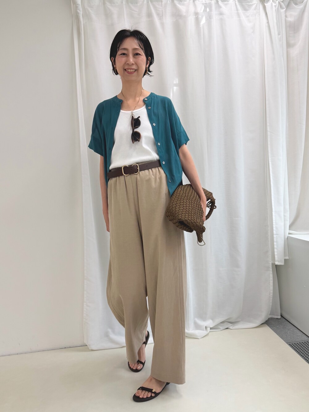 ピンク系のその他パンツ、イエロー系のボストンバッグ、ブルー系のシャツ/ブラウスを着用したレディースの夏コーディネートの9枚目の写真