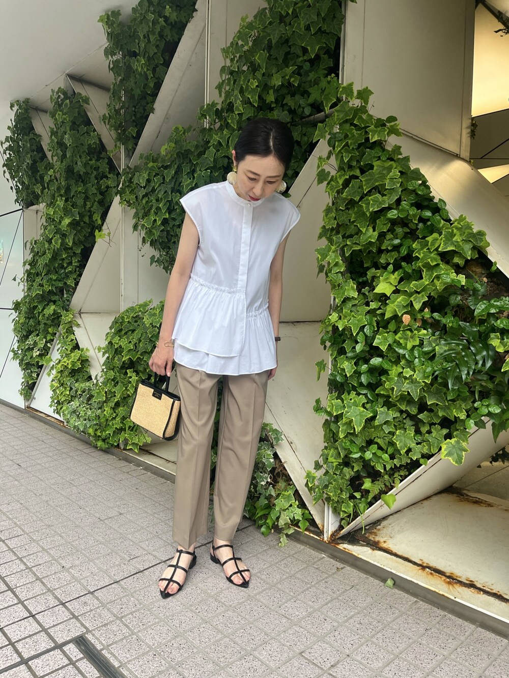 ホワイト系のシャツ/ブラウス、グリーン系のその他パンツ、ホワイト系のシャツ/ブラウスを着用したレディースの夏コーディネートの6枚目の写真