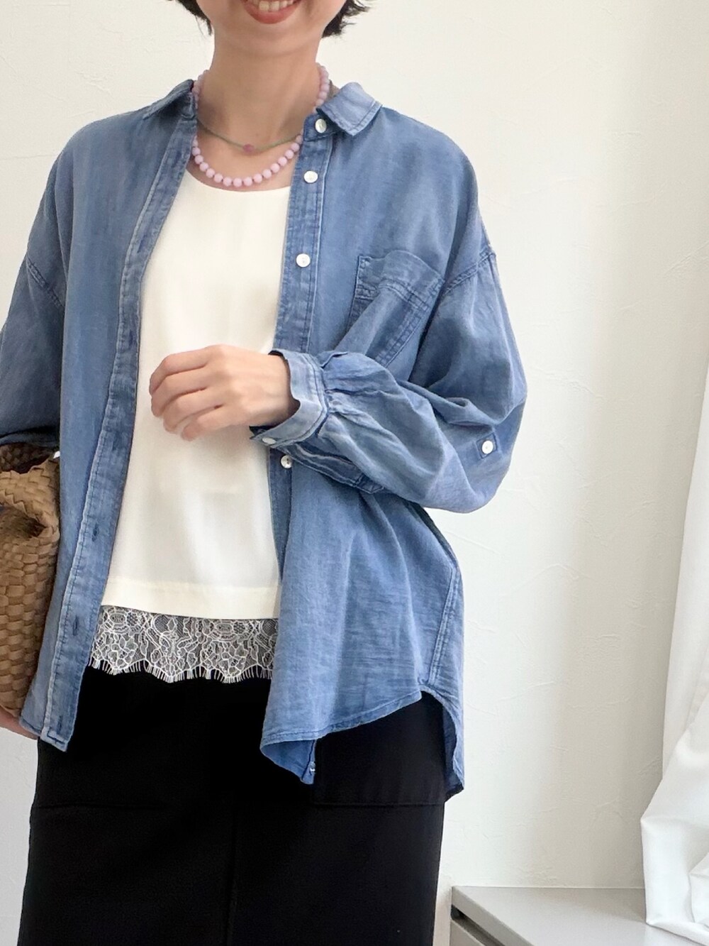 ブラック系のスカート、グレー系のシャツ/ブラウス、ブラウン系のショルダーバッグを着用したレディースの春コーディネートの3枚目の写真