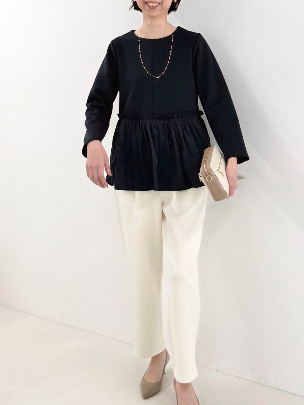 ブルー系のその他パンツ、ブルー系のシャツ/ブラウスを着用したレディースの冬コーディネートの7枚目の写真