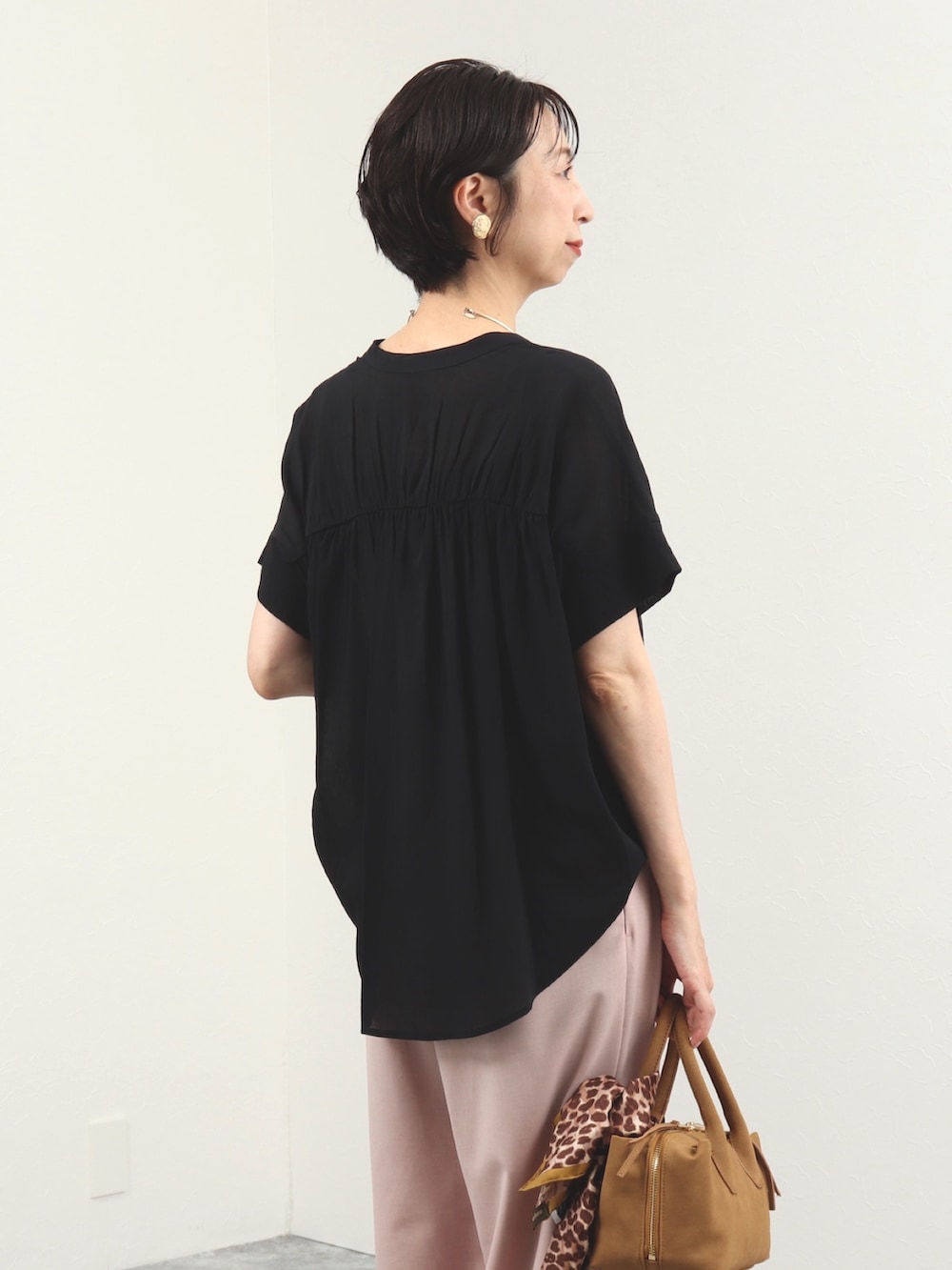 ピンク系のその他パンツ、イエロー系のボストンバッグ、ブルー系のシャツ/ブラウスを着用したレディースの夏コーディネートの3枚目の写真