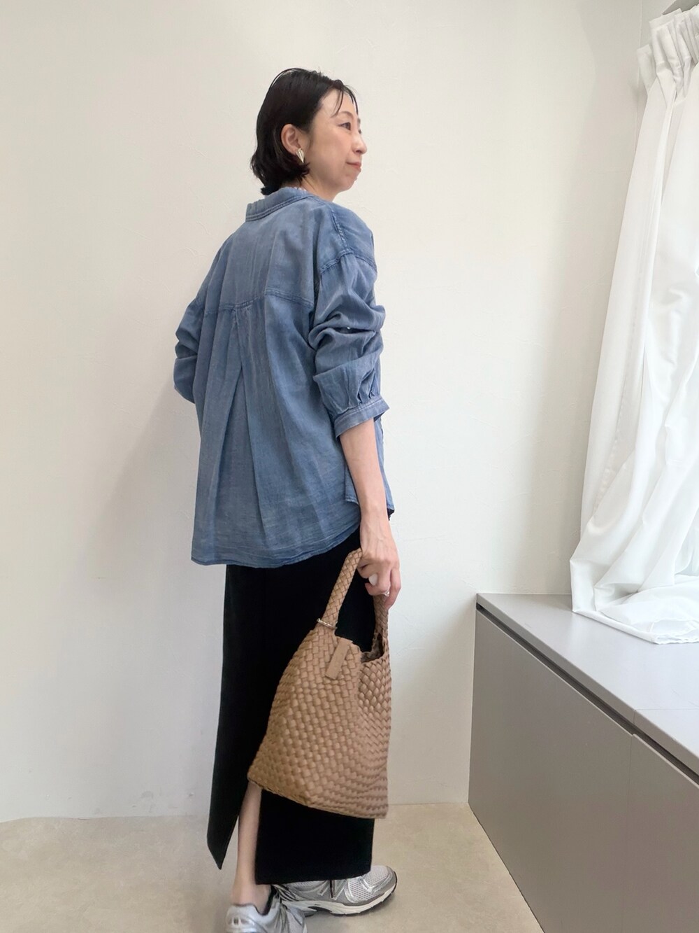 ブラック系のスカート、グレー系のシャツ/ブラウス、ブラウン系のショルダーバッグを着用したレディースの春コーディネートの10枚目の写真