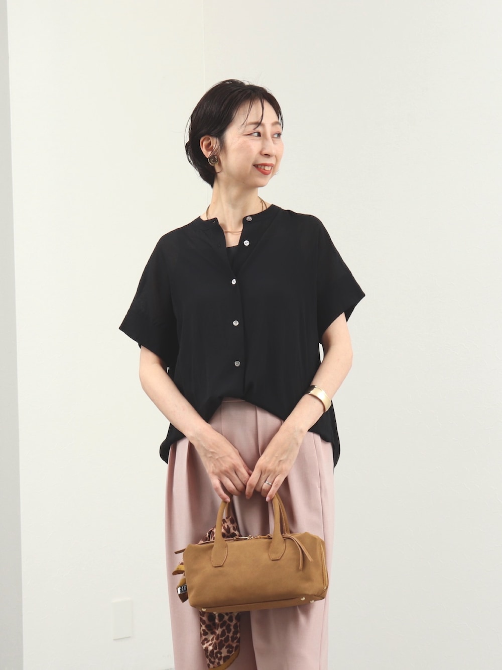 ピンク系のその他パンツ、イエロー系のボストンバッグ、ブルー系のシャツ/ブラウスを着用したレディースの夏コーディネートの2枚目の写真