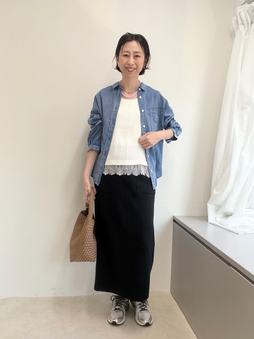 ブラック系のスカート、グレー系のシャツ/ブラウス、ブラウン系のショルダーバッグを着用したレディースの春コーディネートの5枚目の写真