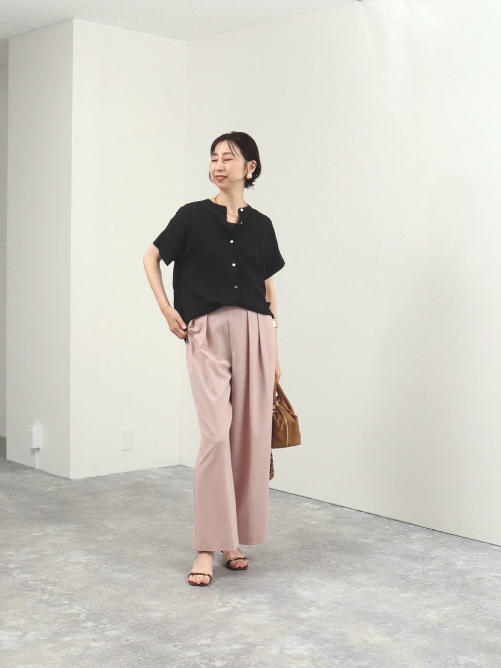 ピンク系のその他パンツ、イエロー系のボストンバッグ、ブルー系のシャツ/ブラウスを着用したレディースの夏コーディネートの8枚目の写真