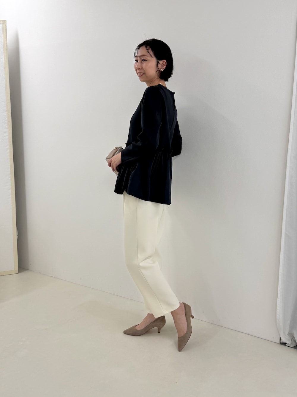 ブルー系のその他パンツ、ブルー系のシャツ/ブラウスを着用したレディースの冬コーディネートの3枚目の写真