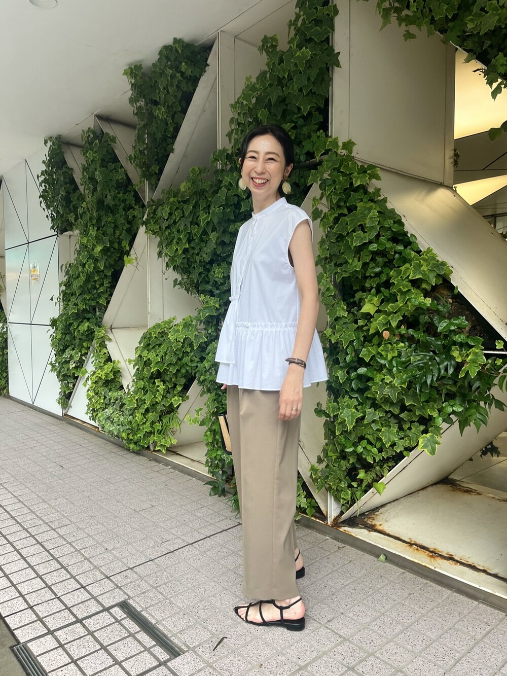 ホワイト系のシャツ/ブラウス、グリーン系のその他パンツ、ホワイト系のシャツ/ブラウスを着用したレディースの夏コーディネートの2枚目の写真